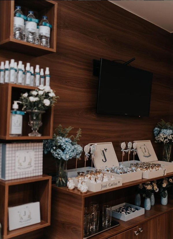 Kits de higiene com frascos personalizados ‘Liz’ e flores