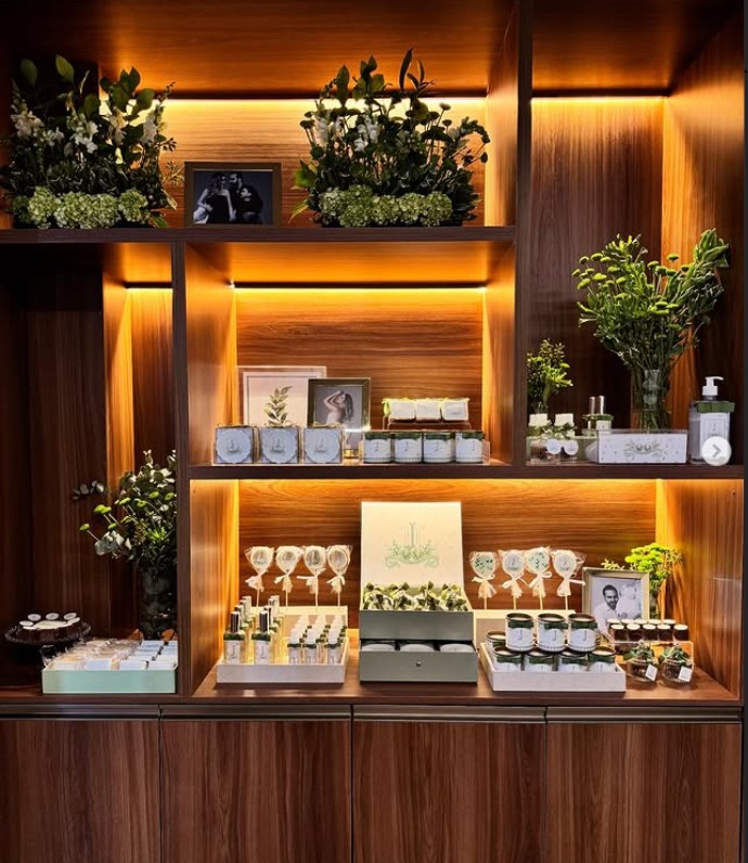 Cantinho do café/boas-vindas em paleta verde com nichos iluminados